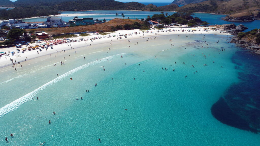 A areia de quartzo que não queima e o mar a 16°C no verão: a 7ª cidade mais antiga do Brasil tem 3 selos internacionais ao mesmo tempo