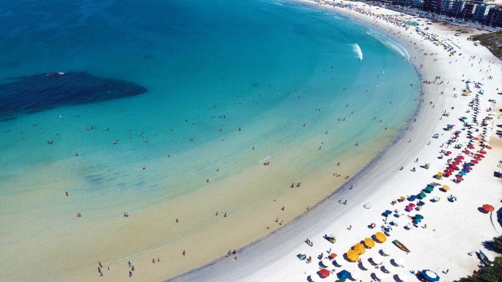 A areia de quartzo que não queima e o mar a 16°C no verão: a 7ª cidade mais antiga do Brasil tem 3 selos internacionais ao mesmo tempo