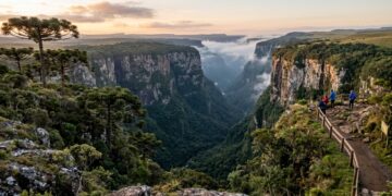 Uma das cidades mais frias do Brasil tem neve no inverno e os maiores cânions do país no quintal