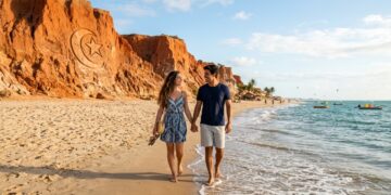 Paredões vermelhos e mar verde: a vila cearense que virou o 2º destino mais procurado do Ceará