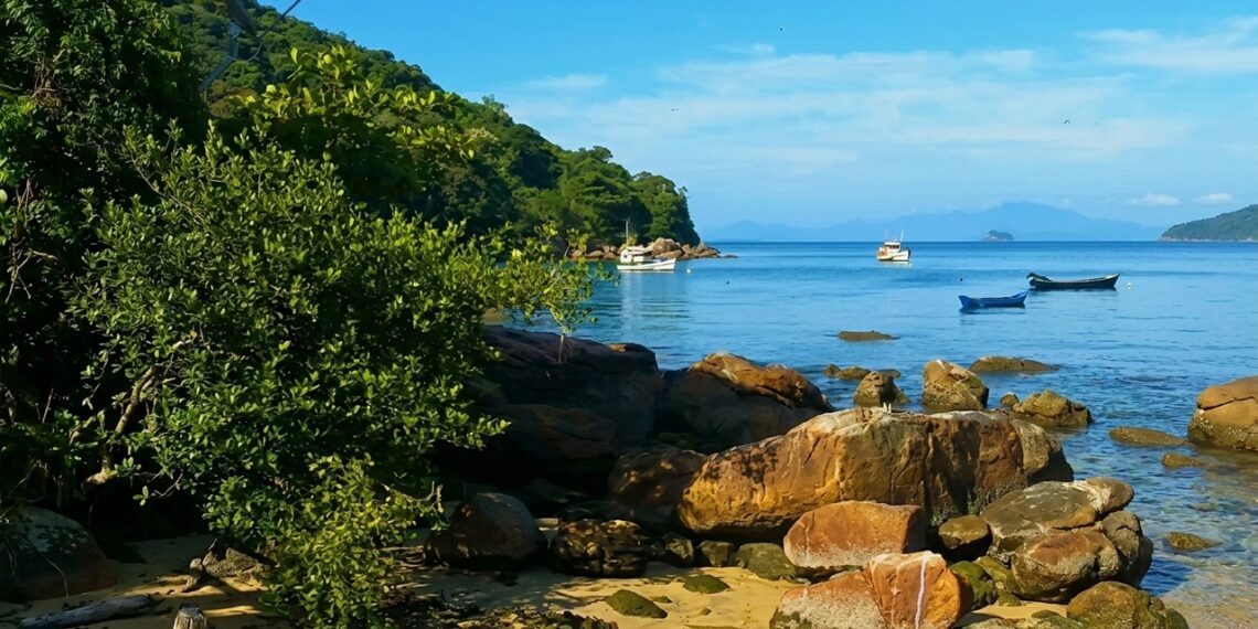 Esta ilha de São Paulo parece o Caribe e tem acesso controlado