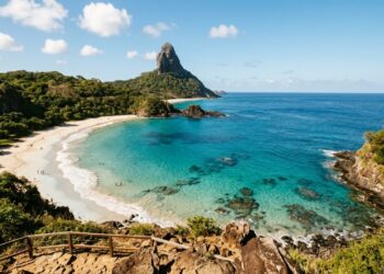 A praia eleita a mais bonita do mundo fica no arquipélago pernambucano que limita o número de turistas