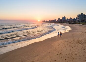 Calçadão de quase 3 km, parques aquáticos e uma lagoa para esportes náuticos: a praia mais movimentada do Litoral Norte gaúcho