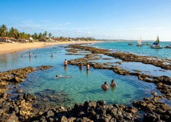 A vila de pescadores cearense eleita o destino mais acolhedor do Nordeste tem piscinas naturais e vento o ano todo