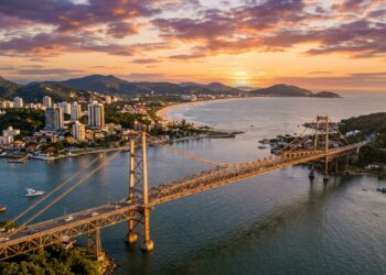 A capital-ilha com mais de 40 praias e a maior ponte pênsil do Brasil que completa 100 anos em 2026