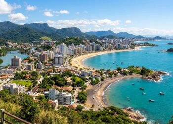 A Cidade Saúde do Espírito Santo tem mais de 50 praias e uma faixa de areia preta que ficou famosa no mundo todo