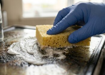 O melhor truque para limpar o vidro do forno sem esforço