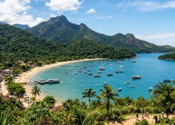 A maior ilha do Rio de Janeiro não tem carros e guarda uma das praias mais bonitas do mundo entre suas mais de 100 faixas de areia