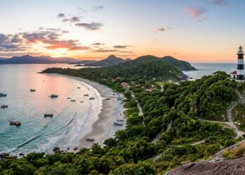 Santuário marítimo de padrão europeu no Paraná reúne praias selvagens e um farol histórico com peças trazidas da Escócia em 1872