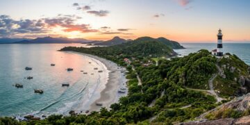 Santuário marítimo de padrão europeu no Paraná reúne praias selvagens e um farol histórico com peças trazidas da Escócia em 1872