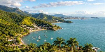 Mais de 40 praias, 21 naufrágios no fundo do mar e a única Capital Nacional da Vela do país: a maior ilha marítima do Brasil