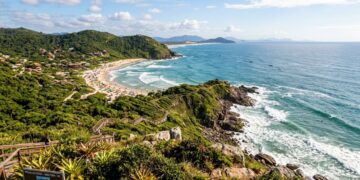 A Capital Nacional da Baleia Franca fica em Santa Catarina e recebe gigantes de até 18 metros perto da arrebentação no inverno