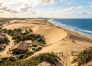 As dunas engoliram a vila inteira, e a torre da igreja ainda aparece na areia do litoral capixaba