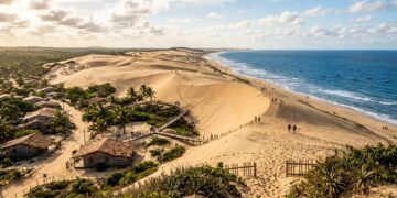 As dunas engoliram a vila inteira, e a torre da igreja ainda aparece na areia do litoral capixaba