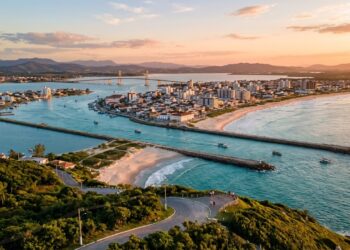 A cidade catarinense onde botos selvagens ajudam pescadores a fisgar tainhas guarda o maior centro histórico tombado do estado