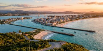 A cidade catarinense onde botos selvagens ajudam pescadores a fisgar tainhas guarda o maior centro histórico tombado do estado