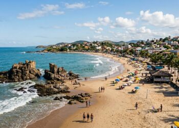 Pérola Capixaba tem falésias coloridas de até 30 metros e um nome que significa água que corre para o mar