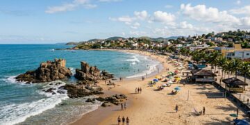 Pérola Capixaba tem falésias coloridas de até 30 metros e um nome que significa água que corre para o mar