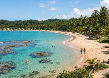 Uma aldeia indígena de 1705, uma usina inglesa esquecida e piscinas de coral: a península baiana onde a sede da cidade fica longe das praias