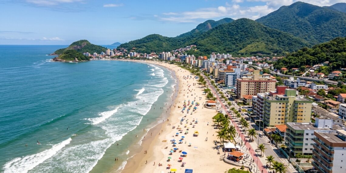 O principal balneário do Paraná reúne 15 praias em mais de 20 km de orla e nasceu da mata baixa que deu nome à cidade