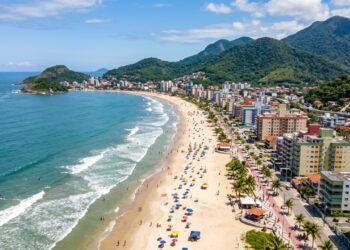 O principal balneário do Paraná reúne 15 praias em mais de 20 km de orla e nasceu da mata baixa que deu nome à cidade