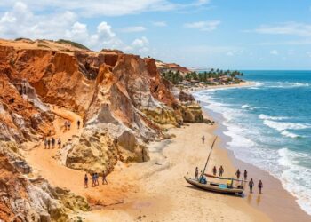 O labirinto de falésias coloridas que a erosão levou milhares de anos para esculpir no litoral do Ceará