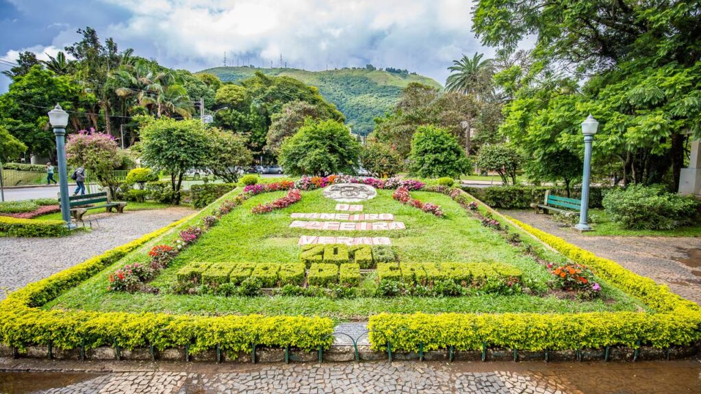 A única cidade do Brasil erguida dentro de um vulcão extinto tem águas a 45°C e a melhor qualidade de vida de Minas Gerais