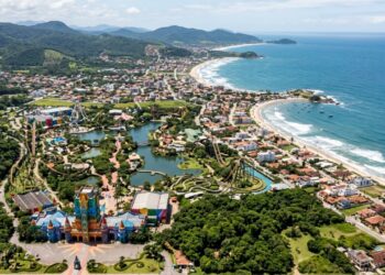 Dono do maior parque temático de toda a América Latina: o polo turístico fica a apenas 120 km de Florianópolis e ostenta mar calmo
