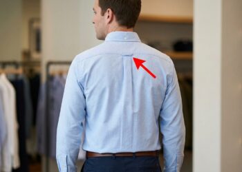 A pequena alça da camisa surgiu por um motivo bastante prático