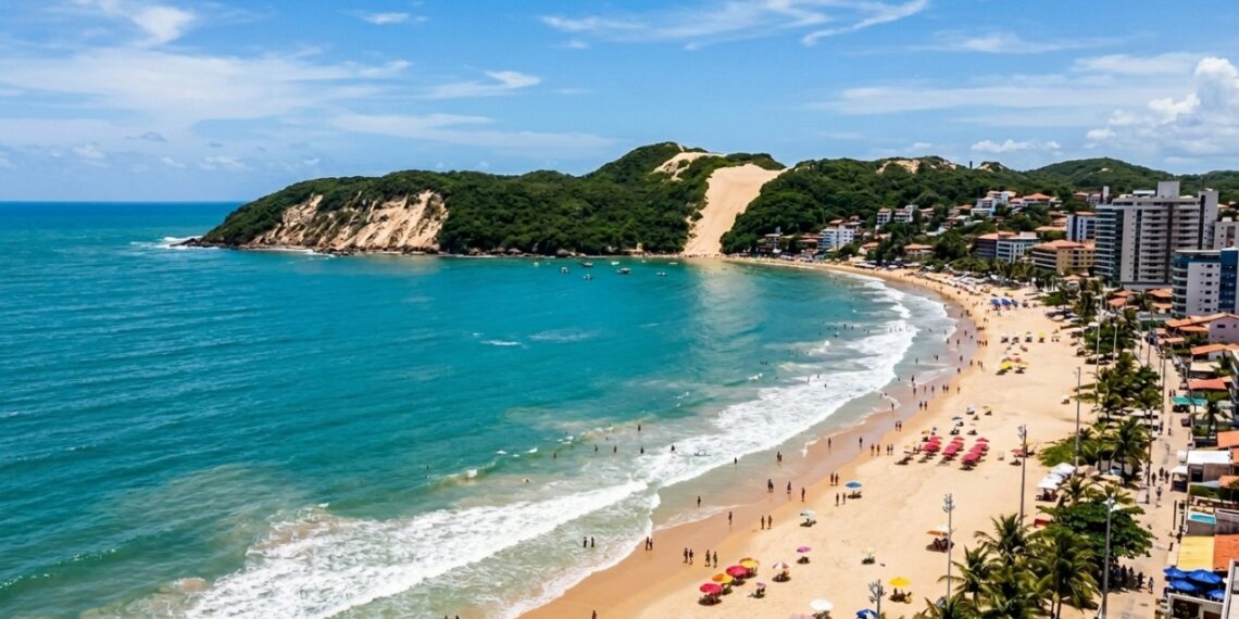 A praia com uma duna gigante caindo no mar: o cartão-postal mais famoso de Natal e do Rio Grande do Norte
