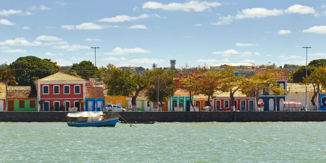 As praias mais absurdas do Brasil e o monumento mais antigo do Brasil em solo nacional ficam nesta cidade baiana onde a esquadra de Cabral aportou em 1500