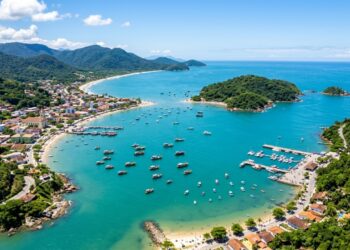 A ilha em frente a essa cidade catarinense guarda inscrições rupestres de 4 mil anos atrás