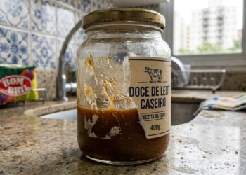 O truque de cozinha que remove etiquetas em poucos minutos