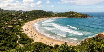 A única praia brasileira no clube das baías mais belas do mundo vira berçário de baleias no inverno catarinense
