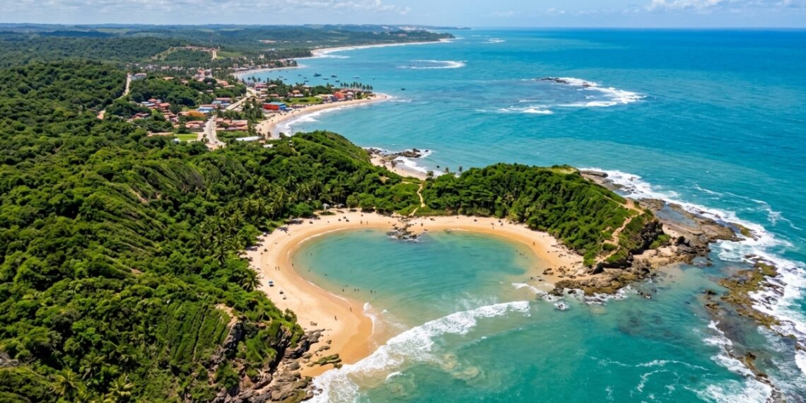 Uma praia em formato de coração e falésias que escondem ruínas de fortes: o litoral histórico de Pernambuco a 40 km do Recife