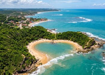 Uma praia em formato de coração e falésias que escondem ruínas de fortes: o litoral histórico de Pernambuco a 40 km do Recife