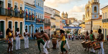 Celebração máxima da cultura popular em um cenário colonial: metrópole com 50 km de praias é o destino mais marcante do nosso país