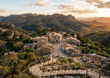 Uma cidade inteira erguida em pedra que esotéricos veem como um dos sete pontos de energia da Terra: o destino místico a 1.440 metros em Minas