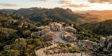 Uma cidade inteira erguida em pedra que esotéricos veem como um dos sete pontos de energia da Terra: o destino místico a 1.440 metros em Minas