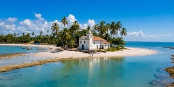 Cartão-postal do litoral guardado por uma igrejinha histórica: destino com piscinas naturais oferece o cenário perfeito para contemplação
