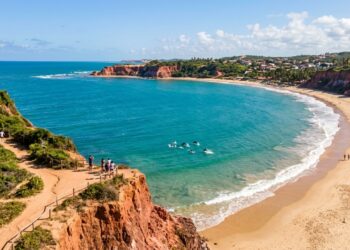 Uma baía onde golfinhos aparecem de manhã e falésias coloridas emolduram o mar: o destino potiguar que abriga a famosa Praia de Pipa