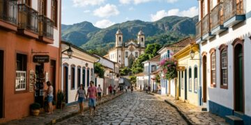Vila histórica de padrão europeu ao pé da serra reúne ruas de pedra do século XVIII e altares de ouro maciço abertos à visitação