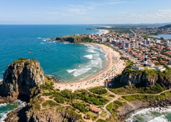 Com chancela de Geoparque Mundial da UNESCO e refúgio de lobos-marinhos: a joia litorânea ostenta falésias de 120 milhões de anos