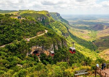O menor parque nacional do Brasil tem teleférico, gruta de 1.120 metros e clima de serra no interior do Ceará