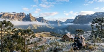 Montanhas que tocam o céu em terras catarinenses: refúgio de paz onde o frio intenso cria o cenário perfeito para repouso e lazer sereno