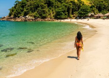 Com 102 praias em 106 km de costa de águas esverdeadas: a cidade que superou Noronha e Maragogi como melhor praia