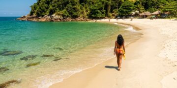 Com 102 praias em 106 km de costa de águas esverdeadas: a cidade que superou Noronha e Maragogi como melhor praia