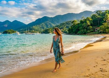 Uma ilha para cada dia do ano e uma das praias mais bonitas do mundo: o arquipélago de 365 ilhas a 150 km do Rio