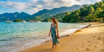 Uma ilha para cada dia do ano e uma das praias mais bonitas do mundo: o arquipélago de 365 ilhas a 150 km do Rio