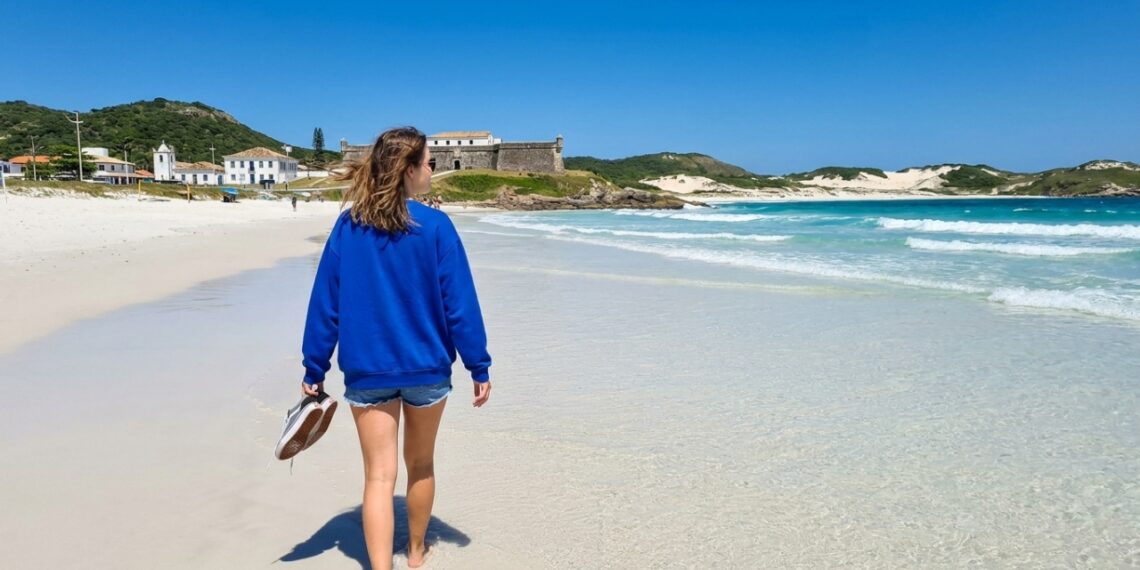 A areia de quartzo que não queima e o mar a 16°C no verão: a 7ª cidade mais antiga do Brasil tem 3 selos internacionais ao mesmo tempo